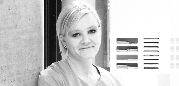 Frau Michalik im Flur der Praxis von Frau Dr. Brumme