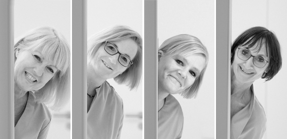 Alle drei mitarbeiterinnen un Frau Dr. Brumme hinter der Praxistür vorguckend
