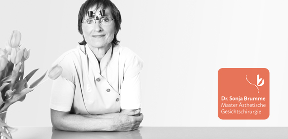 Frau Dr. Brumme am Schreibtisch