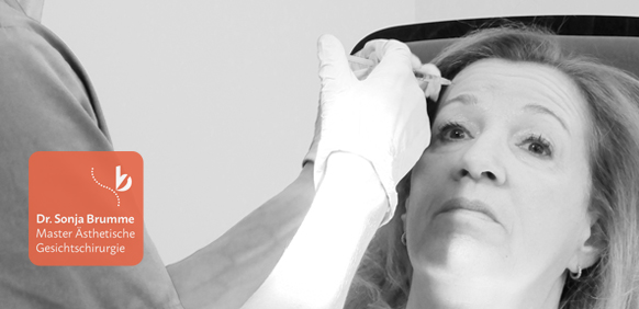 Frau Dr. Brumme beim Unterspritzen der Stirn einer Patientin mit Botox