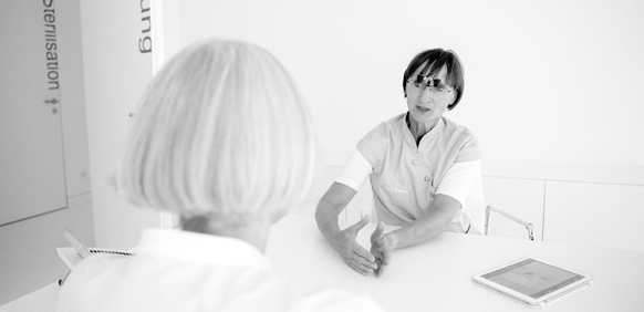 Frau Dr. Brumme bei einem Beratungsgespräch für eine gesichtschirurgische Operation